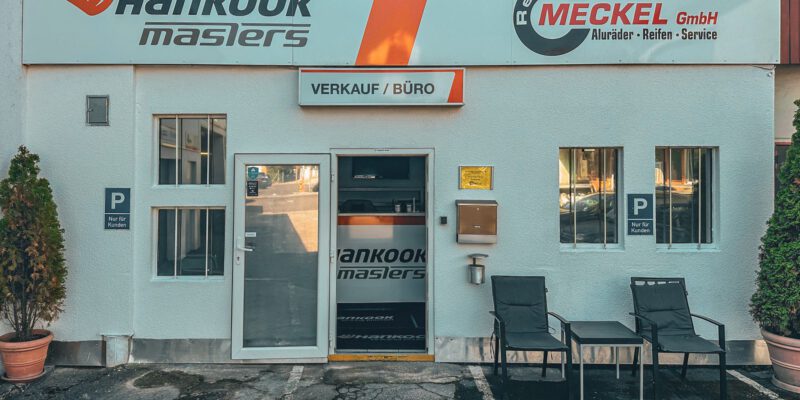 Reifen Meckel GmbH in Wiesbaden – Werkstattgebäude mit Eingangsbereich und Reifenservice-Schildern